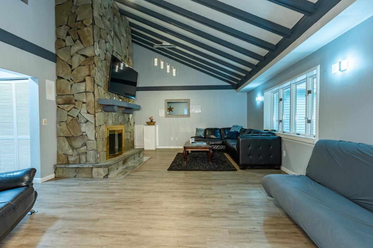 Poconos With Marshall's Creek Views - Nearby Ski, Huge Private 6 Bedroom Home! Сasa de vacaciones East Stroudsburg