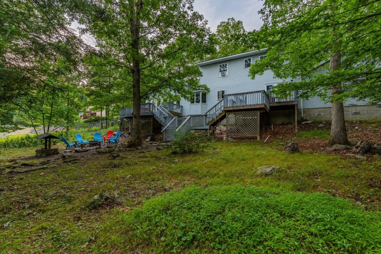 Сasa de vacaciones Poconos With Marshall's Creek Views - Nearby Ski, Huge Private 6 Bedroom Home!
