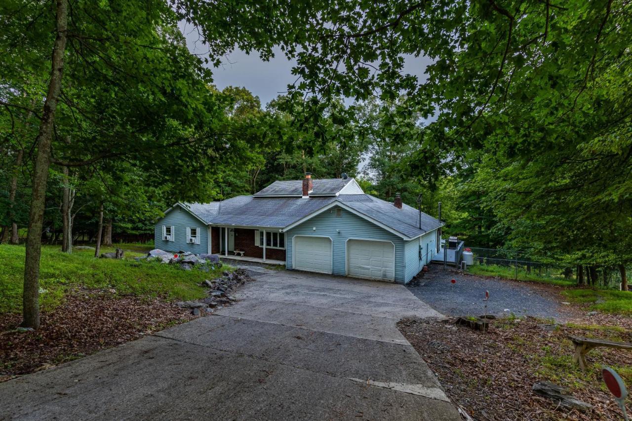Poconos With Marshall's Creek Views - Nearby Ski, Huge Private 6 Bedroom Home! Сasa de vacaciones *