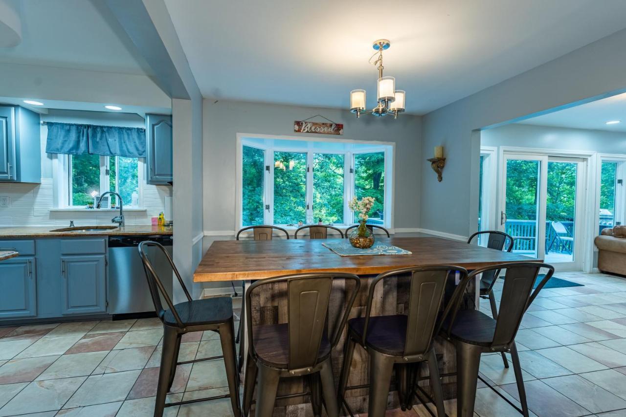 Poconos With Marshall's Creek Views - Nearby Ski, Huge Private 6 Bedroom Home! Сasa de vacaciones