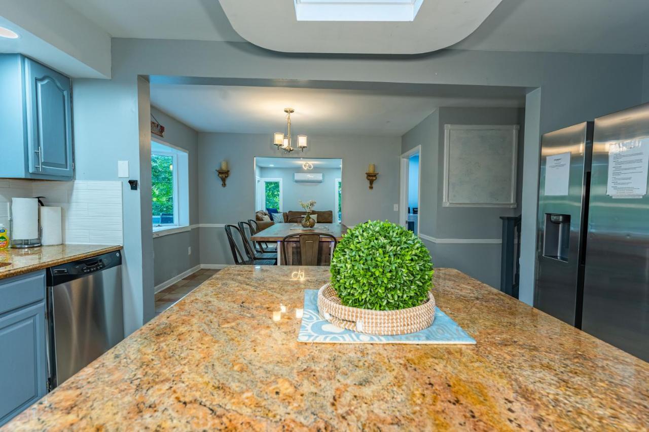 Сasa de vacaciones Poconos With Marshall's Creek Views - Nearby Ski, Huge Private 6 Bedroom Home!