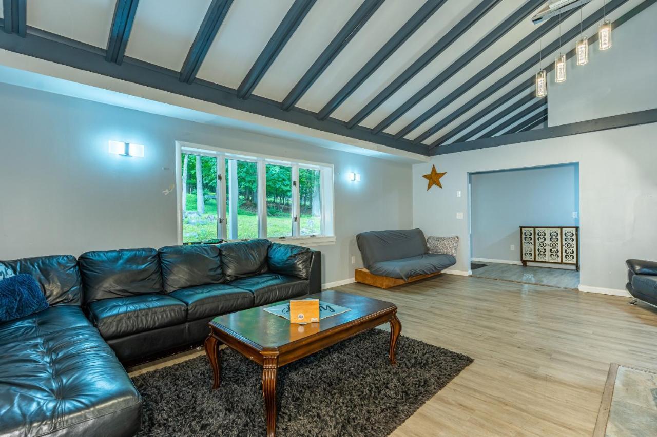 Сasa de vacaciones Poconos With Marshall's Creek Views - Nearby Ski, Huge Private 6 Bedroom Home! *