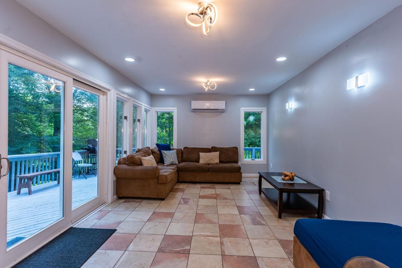 Poconos With Marshall's Creek Views - Nearby Ski, Huge Private 6 Bedroom Home! Сasa de vacaciones East Stroudsburg
