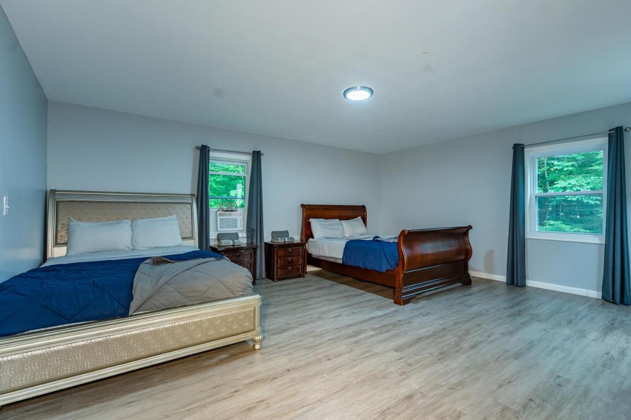 Сasa de vacaciones Poconos With Marshall's Creek Views - Nearby Ski, Huge Private 6 Bedroom Home!