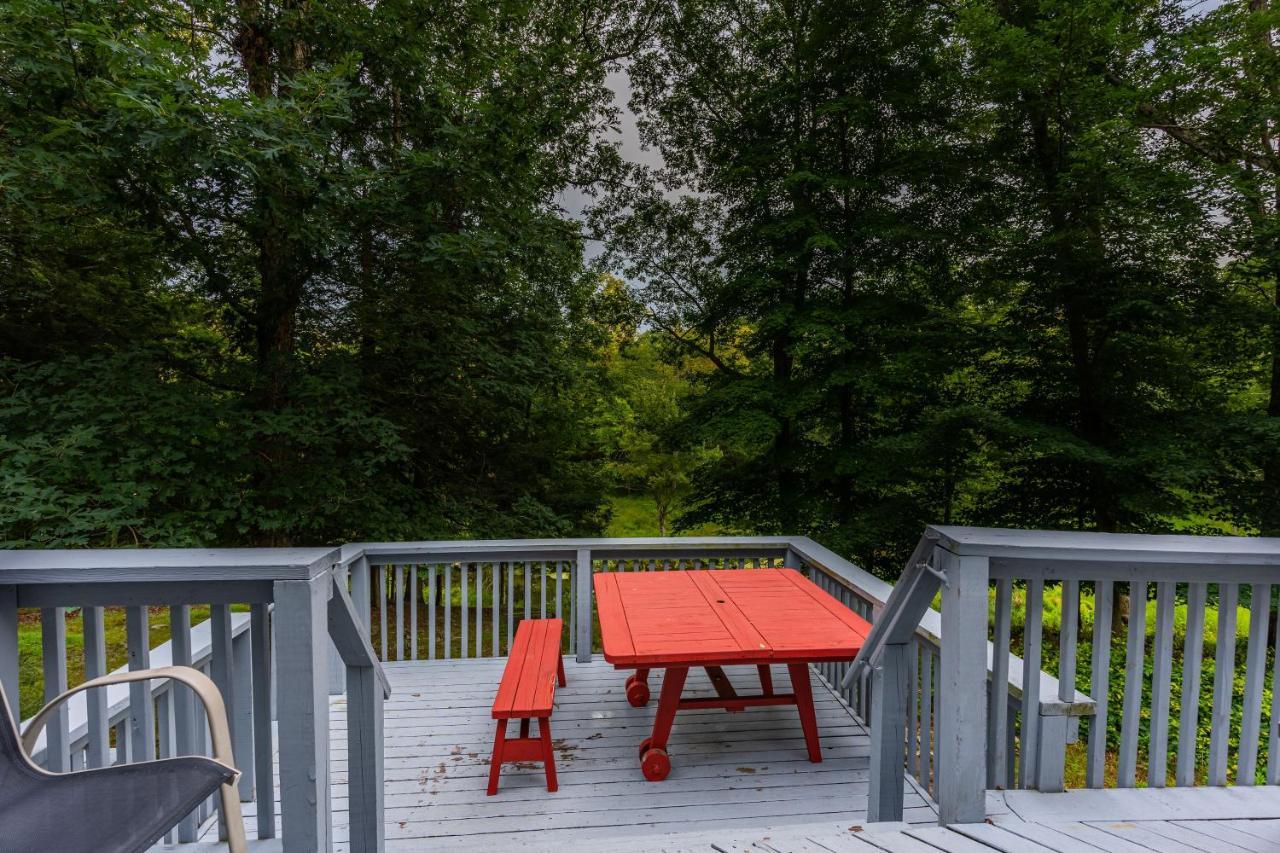 Poconos With Marshall's Creek Views - Nearby Ski, Huge Private 6 Bedroom Home! Сasa de vacaciones *