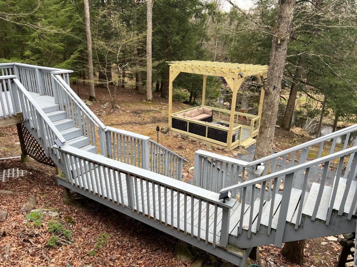 Poconos With Marshall's Creek Views - Nearby Ski, Huge Private 6 Bedroom Home! Сasa de vacaciones East Stroudsburg